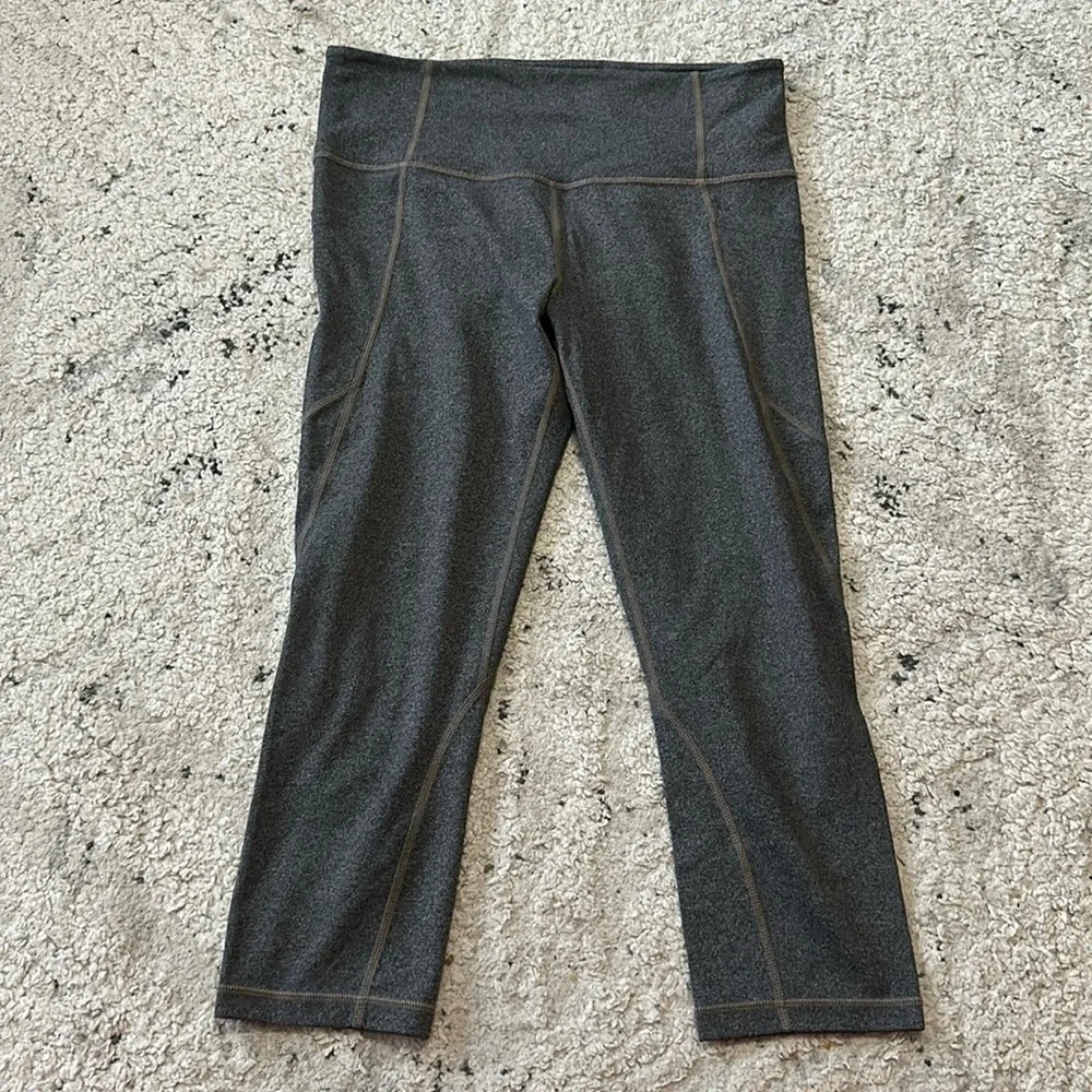 Athleta Salutation Stash Pocket Capri / Crop w/pockets Women’s Medium Gray Solid